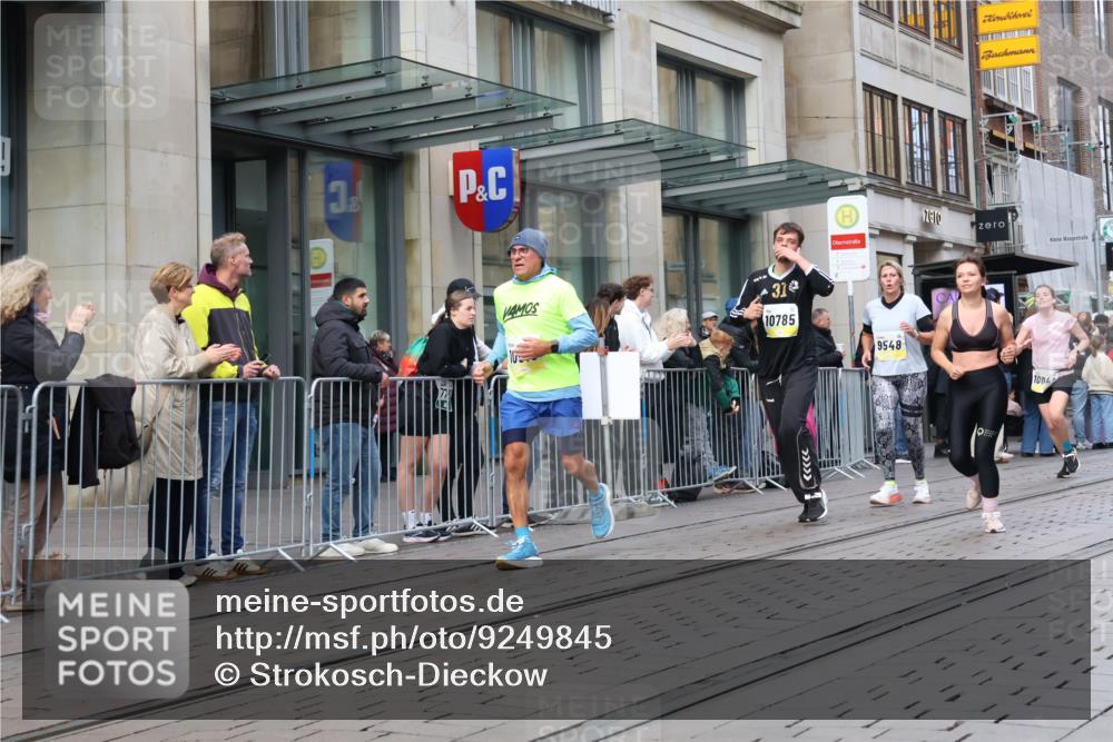 05.10.2025 - 20. swb-Marathon Bremen Strokosch-Dieckow http://msf.ph/oto/9249845 05.10.2025 10:53:35 Ziel 9313, 9456, 9494, 9520, 9548, 9701, 9807, 9835, 9934, 10019, 10020, 10046, 10075, 10163, 10416, 10484, 10616, 10631, 10662, 10696, 10785, 10906, 10966, 11141, 11151, 11152, 11303, 11339, 11383, 11432, 11445, 11533, 11593, 9313, 9456, 9494, 9520, 9548, 9701, 9807, 9835, 9934, 10019, 10020, 10046, 10075, 10163, 10416, 10484, 10616, 10631, 10662, 10696, 10785, 10906, 10966, 11141, 11151, 11152, 11303, 11339, 11383, 11432, 11445, 11533, 11593 meine-sportfotos.de