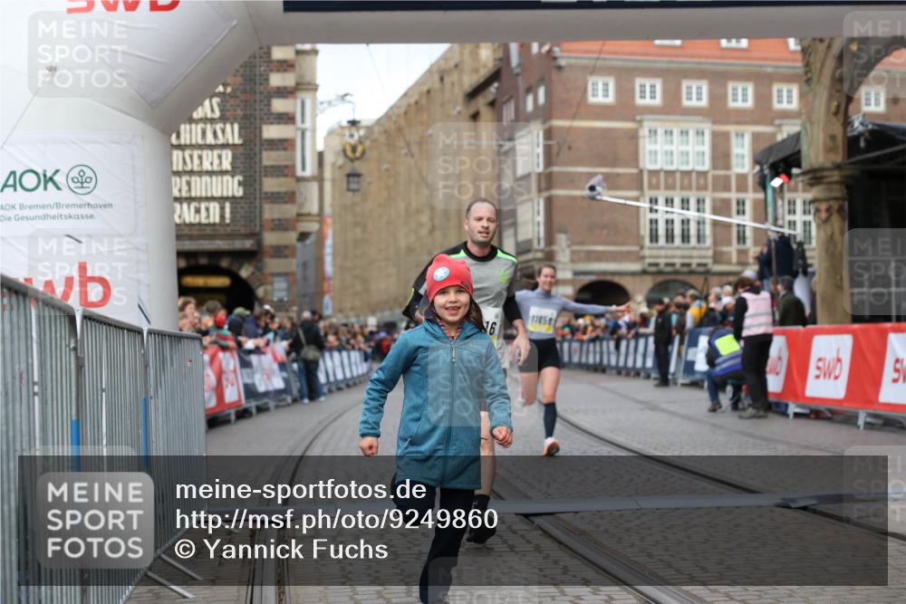 05.10.2025 - 20. swb-Marathon Bremen Yannick Fuchs http://msf.ph/oto/9249860 05.10.2025 10:44:24 Ziel 10044, 10348, 10816, 11645, 11648, 11659 meine-sportfotos.de