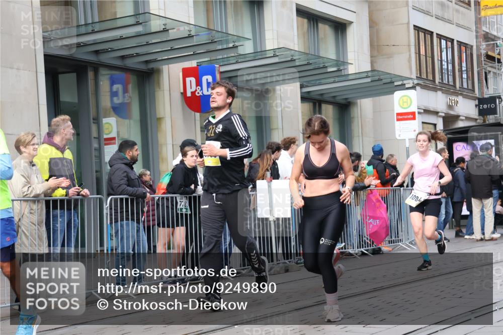 05.10.2025 - 20. swb-Marathon Bremen Strokosch-Dieckow http://msf.ph/oto/9249890 05.10.2025 10:53:36 Ziel 9313, 9456, 9494, 9520, 9548, 9701, 9807, 9835, 9934, 10019, 10020, 10046, 10075, 10163, 10416, 10484, 10616, 10631, 10662, 10696, 10785, 10906, 10966, 11141, 11151, 11152, 11303, 11339, 11347, 11383, 11432, 11445, 11533, 11593, 9313, 9456, 9494, 9520, 9548, 9701, 9807, 9835, 9934, 10019, 10020, 10046, 10075, 10163, 10416, 10484, 10616, 10631, 10662, 10696, 10785, 10906, 10966, 11141, 11151, 11152, 11303, 11339, 11347, 11383, 11432, 11445, 11533, 11593 meine-sportfotos.de