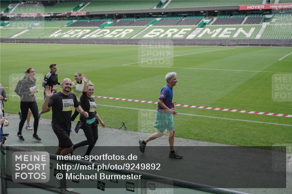 05.10.2025 - 20. swb-Marathon Bremen Michael Burmester http://msf.ph/oto/9249892 05.10.2025 10:39:59 Laufen im Stadion 7654, 7779, 7789, 7799, 7979, 9002, 9180, 9186, 9220, 9224, 9225, 9228, 9241, 9275, 9286, 9308, 9315, 9325, 9387, 9419, 9423, 9491, 9515, 9523, 9552, 9554, 9571, 9610, 9615, 9619, 9623, 9644, 9661, 9662, 9713, 9721, 9780, 9786, 9866, 9901, 9908, 9931, 9944, 9976, 10018, 10021, 10025, 10157, 10160, 10185, 10192, 10207, 10238, 10286, 10289, 10374, 10383, 10422, 10426, 10451, 10462, 10531, 10532, 10542, 10567, 10587, 10597, 10603, 10604, 10619, 10674, 10699, 10737, 10749 meine-sportfotos.de