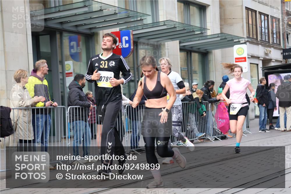 05.10.2025 - 20. swb-Marathon Bremen Strokosch-Dieckow http://msf.ph/oto/9249899 05.10.2025 10:53:36 Ziel 9313, 9456, 9494, 9520, 9548, 9701, 9807, 9835, 9934, 10019, 10020, 10046, 10075, 10163, 10416, 10484, 10616, 10631, 10662, 10696, 10785, 10906, 10966, 11141, 11151, 11152, 11303, 11339, 11347, 11383, 11432, 11445, 11533, 11593, 9313, 9456, 9494, 9520, 9548, 9701, 9807, 9835, 9934, 10019, 10020, 10046, 10075, 10163, 10416, 10484, 10616, 10631, 10662, 10696, 10785, 10906, 10966, 11141, 11151, 11152, 11303, 11339, 11347, 11383, 11432, 11445, 11533, 11593 meine-sportfotos.de