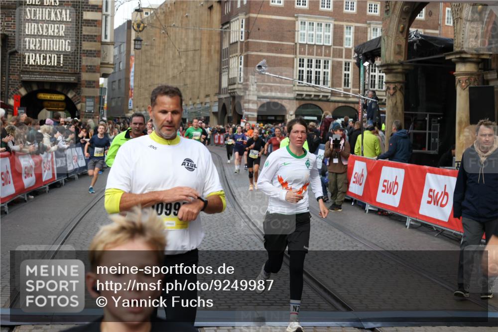 05.10.2025 - 20. swb-Marathon Bremen Yannick Fuchs http://msf.ph/oto/9249987 05.10.2025 10:53:25 Ziel 9263, 9449, 9539, 9834, 9956, 10242, 10317, 10460, 10806, 10958, 10993, 11175, 11377, 11510, 11512 meine-sportfotos.de