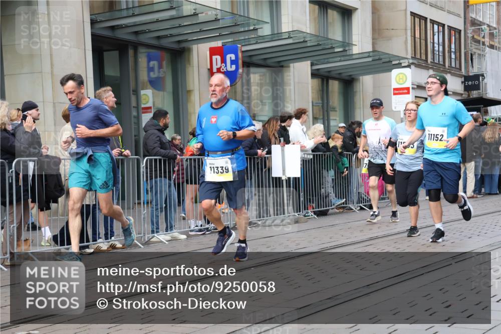 05.10.2025 - 20. swb-Marathon Bremen Strokosch-Dieckow http://msf.ph/oto/9250058 05.10.2025 10:53:43 Ziel 9313, 9402, 9456, 9520, 9548, 9574, 9701, 9807, 9835, 9900, 9935, 10019, 10046, 10075, 10163, 10234, 10484, 10533, 10616, 10631, 10662, 10696, 10785, 11151, 11152, 11203, 11303, 11339, 11347, 11432, 11445, 11449, 11533, 11593, 9313, 9402, 9456, 9520, 9548, 9574, 9701, 9807, 9835, 9900, 9935, 10019, 10046, 10075, 10163, 10234, 10484, 10533, 10616, 10631, 10662, 10696, 10785, 11151, 11152, 11203, 11303, 11339, 11347, 11432, 11445, 11449, 11533, 11593 meine-sportfotos.de