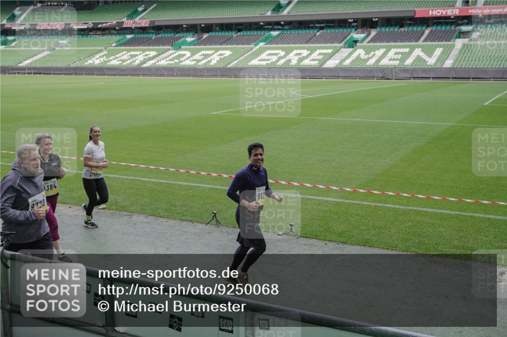 05.10.2025 - 20. swb-Marathon Bremen Michael Burmester http://msf.ph/oto/9250068 05.10.2025 10:40:04 Laufen im Stadion 7779, 7789, 7799, 7979, 9002, 9180, 9186, 9220, 9228, 9241, 9275, 9286, 9308, 9315, 9325, 9387, 9419, 9423, 9491, 9523, 9552, 9554, 9571, 9615, 9619, 9623, 9644, 9661, 9662, 9713, 9721, 9780, 9786, 9866, 9901, 9931, 9976, 10025, 10157, 10160, 10185, 10192, 10193, 10207, 10238, 10286, 10289, 10374, 10383, 10422, 10426, 10451, 10462, 10531, 10532, 10542, 10567, 10587, 10597, 10603, 10604, 10619, 10674, 10699, 10737, 10749, 11090, 11270, 7654, 9224 meine-sportfotos.de