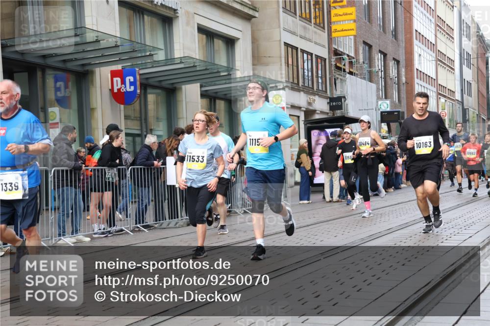 05.10.2025 - 20. swb-Marathon Bremen Strokosch-Dieckow http://msf.ph/oto/9250070 05.10.2025 10:53:44 Ziel 9313, 9402, 9456, 9520, 9548, 9574, 9701, 9807, 9835, 9900, 9935, 10019, 10046, 10075, 10163, 10234, 10484, 10533, 10616, 10631, 10662, 10696, 10785, 11151, 11152, 11203, 11303, 11339, 11347, 11432, 11445, 11449, 11533, 11593, 9313, 9402, 9456, 9520, 9548, 9574, 9701, 9807, 9835, 9900, 9935, 10019, 10046, 10075, 10163, 10234, 10484, 10533, 10616, 10631, 10662, 10696, 10785, 11151, 11152, 11203, 11303, 11339, 11347, 11432, 11445, 11449, 11533, 11593 meine-sportfotos.de