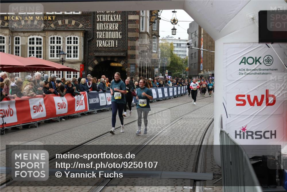 05.10.2025 - 20. swb-Marathon Bremen Yannick Fuchs http://msf.ph/oto/9250107 05.10.2025 11:13:34 Ziel 10273, 11117, 11367 meine-sportfotos.de