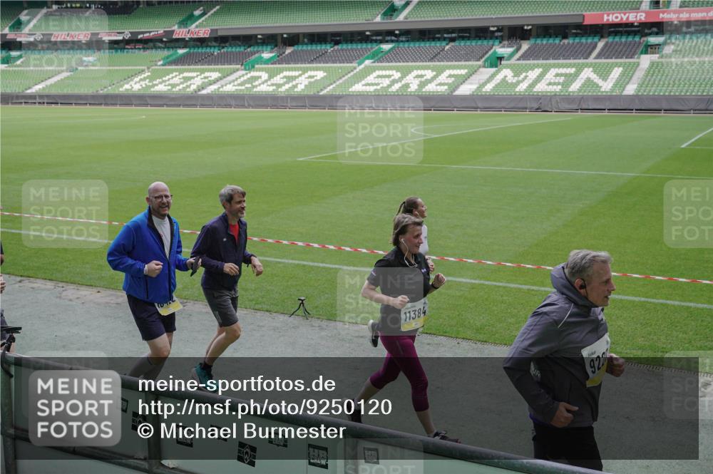 05.10.2025 - 20. swb-Marathon Bremen Michael Burmester http://msf.ph/oto/9250120 05.10.2025 10:40:05 Laufen im Stadion 7779, 7789, 7799, 7979, 9002, 9180, 9186, 9220, 9228, 9241, 9275, 9286, 9308, 9315, 9325, 9387, 9419, 9423, 9491, 9523, 9552, 9554, 9571, 9615, 9619, 9623, 9644, 9661, 9662, 9713, 9721, 9780, 9786, 9866, 9901, 9931, 9976, 10025, 10157, 10160, 10185, 10192, 10193, 10207, 10238, 10286, 10289, 10374, 10383, 10422, 10426, 10451, 10462, 10531, 10532, 10542, 10567, 10587, 10597, 10603, 10604, 10619, 10674, 10699, 10737, 10749, 11090, 11270, 7654, 9224 meine-sportfotos.de