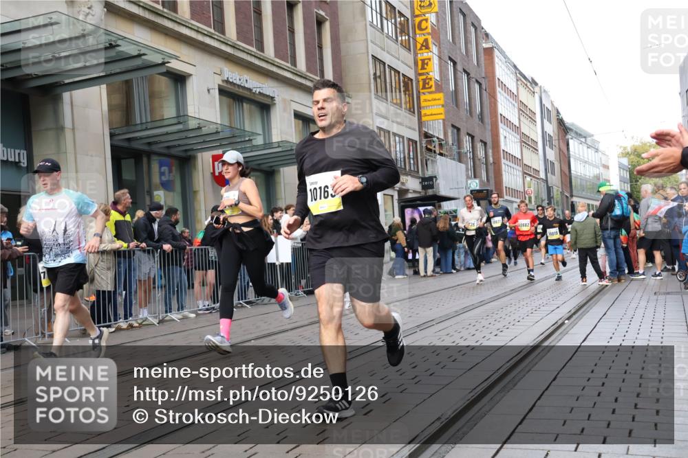 05.10.2025 - 20. swb-Marathon Bremen Strokosch-Dieckow http://msf.ph/oto/9250126 05.10.2025 10:53:46 Ziel 9313, 9402, 9456, 9520, 9548, 9574, 9807, 9835, 9900, 9935, 10019, 10046, 10075, 10163, 10234, 10402, 10484, 10533, 10616, 10631, 10662, 10785, 11151, 11152, 11203, 11303, 11339, 11347, 11432, 11449, 11533, 11593, 9313, 9402, 9456, 9520, 9548, 9574, 9807, 9835, 9900, 9935, 10019, 10046, 10075, 10163, 10234, 10402, 10484, 10533, 10616, 10631, 10662, 10785, 11151, 11152, 11203, 11303, 11339, 11347, 11432, 11449, 11533, 11593 meine-sportfotos.de