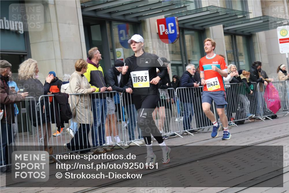 05.10.2025 - 20. swb-Marathon Bremen Strokosch-Dieckow http://msf.ph/oto/9250151 05.10.2025 10:53:47 Ziel 9313, 9402, 9456, 9520, 9548, 9574, 9807, 9835, 9900, 9935, 10019, 10046, 10075, 10163, 10234, 10402, 10484, 10533, 10616, 10631, 10662, 10785, 11151, 11152, 11203, 11303, 11339, 11347, 11432, 11449, 11593, 9313, 9402, 9456, 9520, 9548, 9574, 9807, 9835, 9900, 9935, 10019, 10046, 10075, 10163, 10234, 10402, 10484, 10533, 10616, 10631, 10662, 10785, 11151, 11152, 11203, 11303, 11339, 11347, 11432, 11449, 11593 meine-sportfotos.de