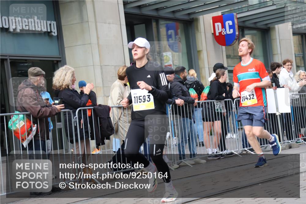 05.10.2025 - 20. swb-Marathon Bremen Strokosch-Dieckow http://msf.ph/oto/9250164 05.10.2025 10:53:47 Ziel 9313, 9402, 9456, 9520, 9548, 9574, 9807, 9835, 9900, 9935, 10019, 10046, 10075, 10163, 10234, 10402, 10484, 10533, 10616, 10631, 10662, 10785, 11151, 11152, 11203, 11303, 11339, 11347, 11432, 11449, 11593, 9313, 9402, 9456, 9520, 9548, 9574, 9807, 9835, 9900, 9935, 10019, 10046, 10075, 10163, 10234, 10402, 10484, 10533, 10616, 10631, 10662, 10785, 11151, 11152, 11203, 11303, 11339, 11347, 11432, 11449, 11593 meine-sportfotos.de