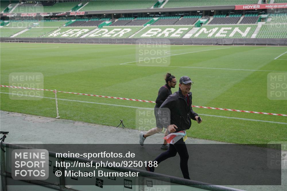 05.10.2025 - 20. swb-Marathon Bremen Michael Burmester http://msf.ph/oto/9250188 05.10.2025 10:40:08 Laufen im Stadion 7779, 7789, 7799, 7979, 9002, 9180, 9186, 9220, 9228, 9241, 9275, 9286, 9308, 9315, 9387, 9419, 9423, 9491, 9523, 9552, 9554, 9571, 9615, 9619, 9623, 9661, 9662, 9721, 9780, 9786, 9866, 9901, 9931, 9976, 10025, 10157, 10160, 10185, 10192, 10193, 10207, 10286, 10374, 10383, 10422, 10426, 10451, 10462, 10531, 10532, 10542, 10567, 10587, 10597, 10603, 10604, 10619, 10674, 10699, 10737, 10749, 11090, 11270, 7654, 9224 meine-sportfotos.de
