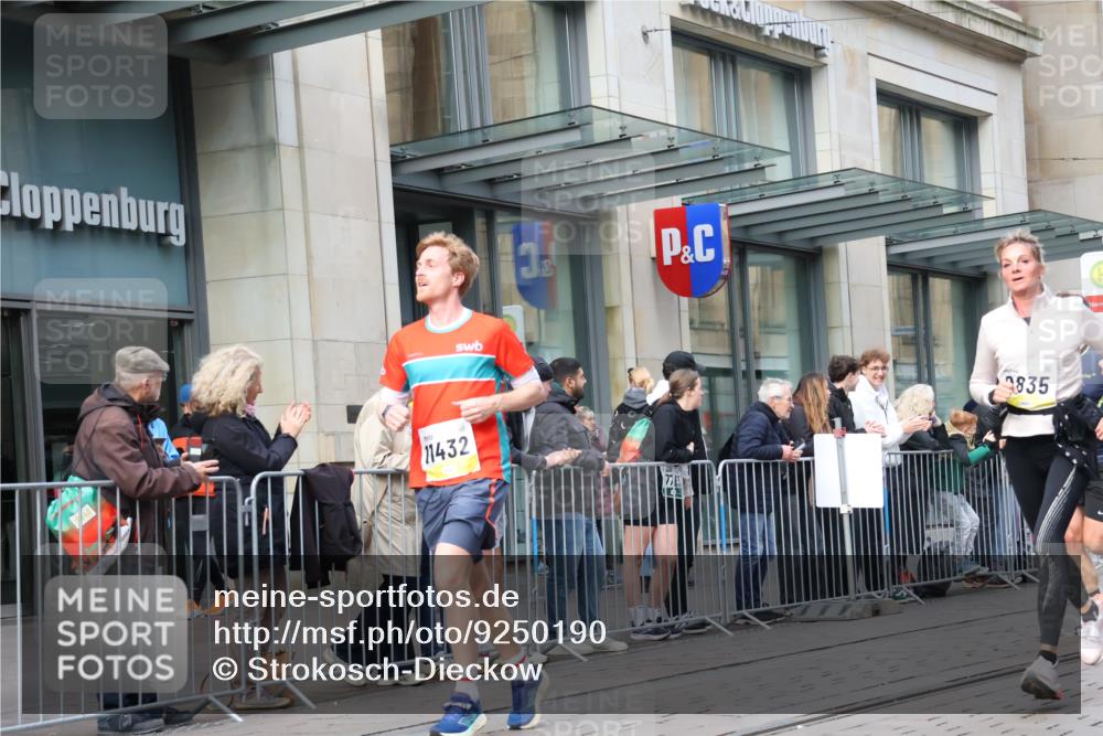 05.10.2025 - 20. swb-Marathon Bremen Strokosch-Dieckow http://msf.ph/oto/9250190 05.10.2025 10:53:48 Ziel 9313, 9402, 9456, 9520, 9548, 9574, 9807, 9835, 9900, 9935, 10019, 10075, 10163, 10234, 10402, 10484, 10533, 10631, 10662, 10785, 10915, 11151, 11152, 11203, 11303, 11339, 11347, 11432, 11449, 11593, 9313, 9402, 9456, 9520, 9548, 9574, 9807, 9835, 9900, 9935, 10019, 10075, 10163, 10234, 10402, 10484, 10533, 10631, 10662, 10785, 10915, 11151, 11152, 11203, 11303, 11339, 11347, 11432, 11449, 11593 meine-sportfotos.de