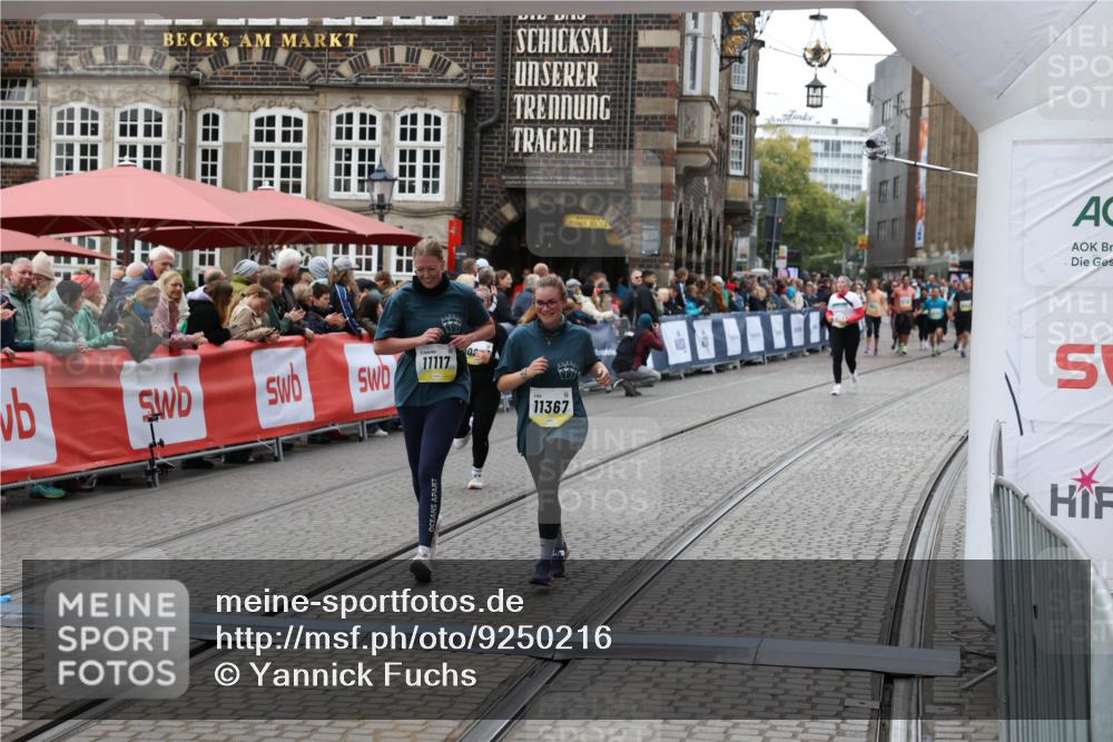 05.10.2025 - 20. swb-Marathon Bremen Yannick Fuchs http://msf.ph/oto/9250216 05.10.2025 11:13:35 Ziel 10273, 11117, 11367 meine-sportfotos.de