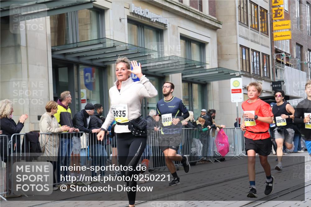 05.10.2025 - 20. swb-Marathon Bremen Strokosch-Dieckow http://msf.ph/oto/9250221 05.10.2025 10:53:48 Ziel 9313, 9402, 9456, 9520, 9548, 9574, 9807, 9835, 9900, 9935, 10019, 10075, 10163, 10234, 10402, 10484, 10533, 10631, 10662, 10785, 10915, 11151, 11152, 11203, 11303, 11339, 11347, 11432, 11449, 11593, 9313, 9402, 9456, 9520, 9548, 9574, 9807, 9835, 9900, 9935, 10019, 10075, 10163, 10234, 10402, 10484, 10533, 10631, 10662, 10785, 10915, 11151, 11152, 11203, 11303, 11339, 11347, 11432, 11449, 11593 meine-sportfotos.de
