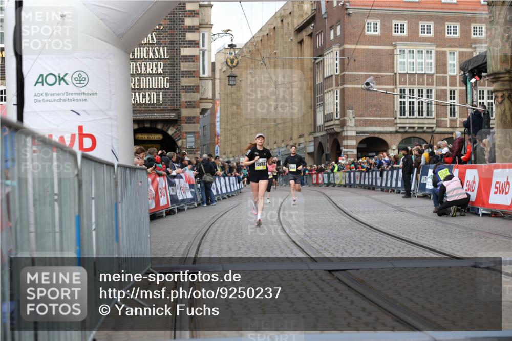 05.10.2025 - 20. swb-Marathon Bremen Yannick Fuchs http://msf.ph/oto/9250237 05.10.2025 10:44:28 Ziel 10044, 10666, 10816, 11659 meine-sportfotos.de