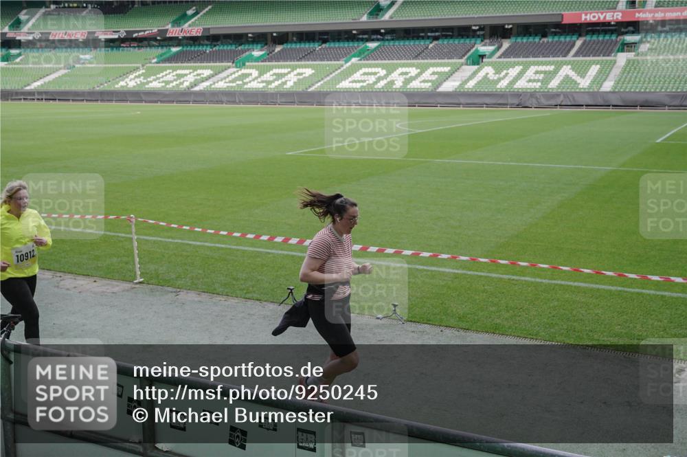 05.10.2025 - 20. swb-Marathon Bremen Michael Burmester http://msf.ph/oto/9250245 05.10.2025 10:40:12 Laufen im Stadion 7779, 7789, 7799, 9180, 9186, 9220, 9241, 9275, 9286, 9308, 9315, 9387, 9419, 9423, 9440, 9491, 9552, 9554, 9571, 9615, 9619, 9623, 9661, 9662, 9690, 9721, 9780, 9786, 9866, 9901, 9931, 9976, 10001, 10025, 10135, 10157, 10160, 10168, 10185, 10192, 10193, 10243, 10286, 10343, 10383, 10419, 10422, 10426, 10451, 10462, 10532, 10542, 10563, 10580, 10587, 10597, 10603, 10604, 10619, 10674, 10699, 10737, 11090, 11270, 7654, 7979, 9002, 9224 meine-sportfotos.de