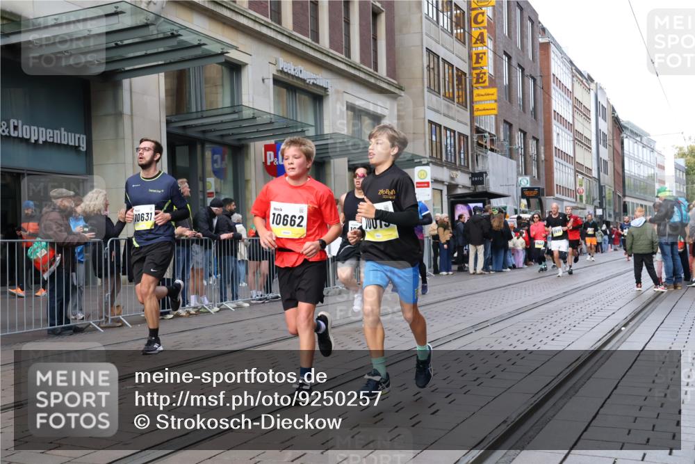 05.10.2025 - 20. swb-Marathon Bremen Strokosch-Dieckow http://msf.ph/oto/9250257 05.10.2025 10:53:50 Ziel 9313, 9402, 9520, 9548, 9574, 9807, 9835, 9900, 9935, 10019, 10075, 10163, 10234, 10402, 10533, 10631, 10662, 10785, 10915, 11040, 11151, 11152, 11203, 11303, 11339, 11347, 11432, 11449, 11593, 9313, 9402, 9520, 9548, 9574, 9807, 9835, 9900, 9935, 10019, 10075, 10163, 10234, 10402, 10533, 10631, 10662, 10785, 10915, 11040, 11151, 11152, 11203, 11303, 11339, 11347, 11432, 11449, 11593 meine-sportfotos.de