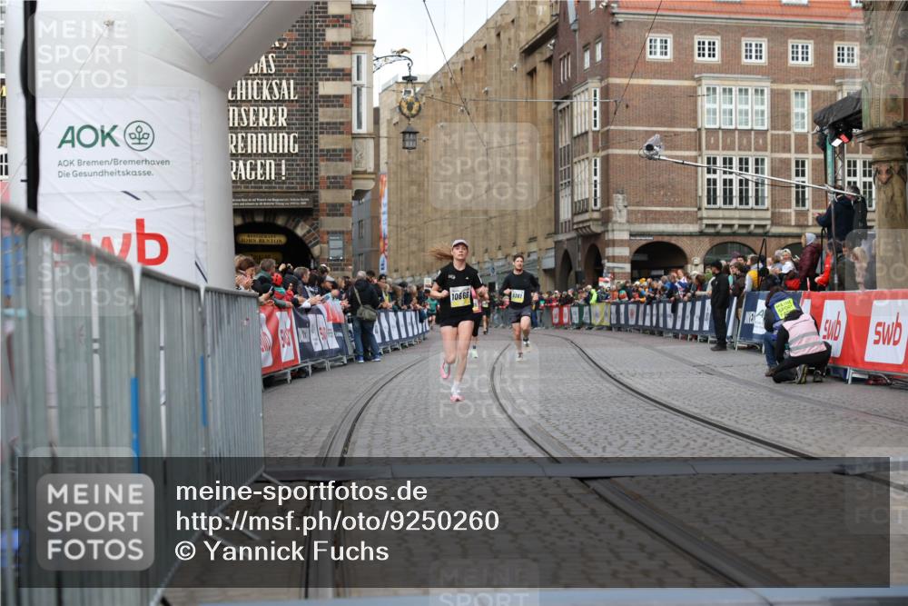05.10.2025 - 20. swb-Marathon Bremen Yannick Fuchs http://msf.ph/oto/9250260 05.10.2025 10:44:28 Ziel 10044, 10666, 10816, 11659 meine-sportfotos.de