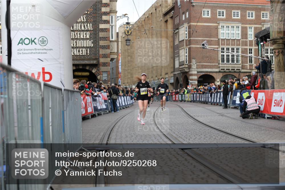05.10.2025 - 20. swb-Marathon Bremen Yannick Fuchs http://msf.ph/oto/9250268 05.10.2025 10:44:28 Ziel 10044, 10666, 10816, 11659 meine-sportfotos.de