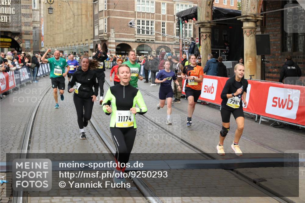 05.10.2025 - 20. swb-Marathon Bremen Yannick Fuchs http://msf.ph/oto/9250293 05.10.2025 10:53:29 Ziel 7193, 7251, 9263, 9539, 9717, 9868, 9956, 10057, 10302, 10317, 10335, 10806, 10993, 11174, 11175, 11510, 11616 meine-sportfotos.de