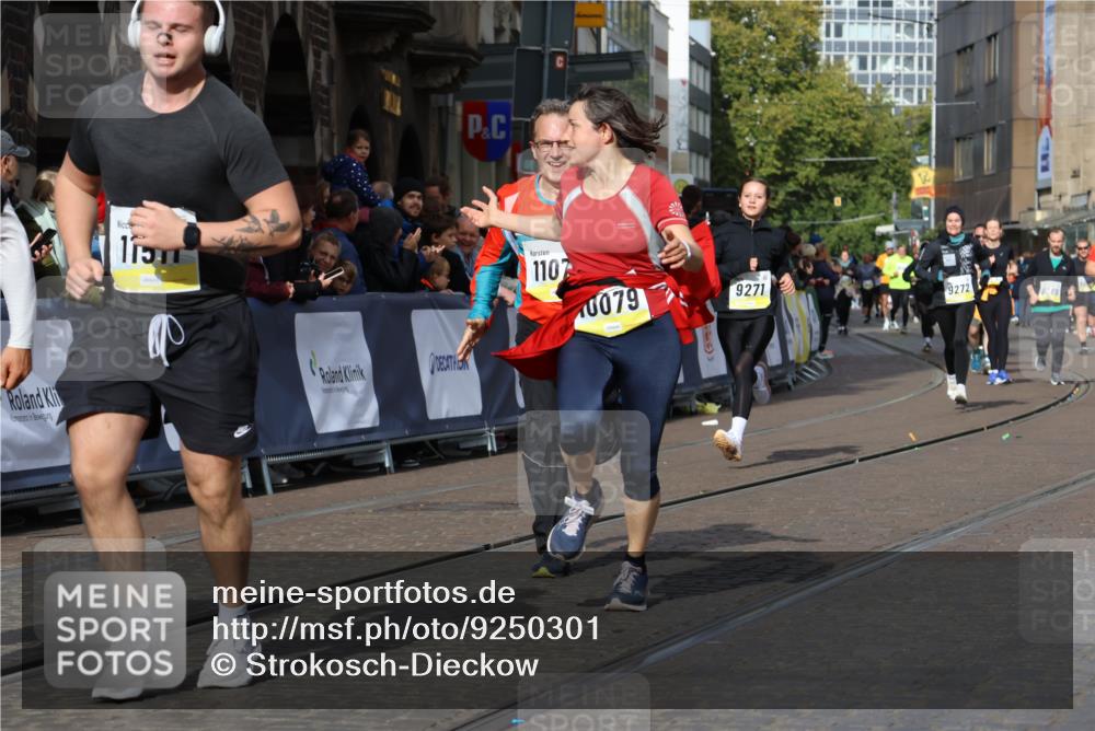 05.10.2025 - 20. swb-Marathon Bremen Strokosch-Dieckow http://msf.ph/oto/9250301 05.10.2025 11:00:35 Ziel 7178, 9177, 9271, 9272, 9531, 9858, 10063, 10079, 10518, 11003, 11034, 11071, 11162, 11255, 11511, 11534, 11610 meine-sportfotos.de