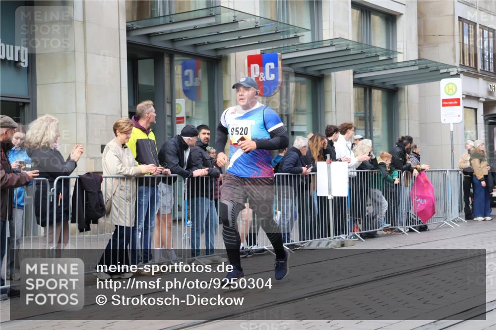 05.10.2025 - 20. swb-Marathon Bremen Strokosch-Dieckow http://msf.ph/oto/9250304 05.10.2025 10:53:51 Ziel 9313, 9402, 9407, 9520, 9574, 9807, 9835, 9900, 9935, 10019, 10075, 10163, 10234, 10402, 10533, 10631, 10662, 10915, 11040, 11151, 11152, 11203, 11303, 11339, 11347, 11432, 11449, 11593, 9313, 9402, 9407, 9520, 9574, 9807, 9835, 9900, 9935, 10019, 10075, 10163, 10234, 10402, 10533, 10631, 10662, 10915, 11040, 11151, 11152, 11203, 11303, 11339, 11347, 11432, 11449, 11593 meine-sportfotos.de