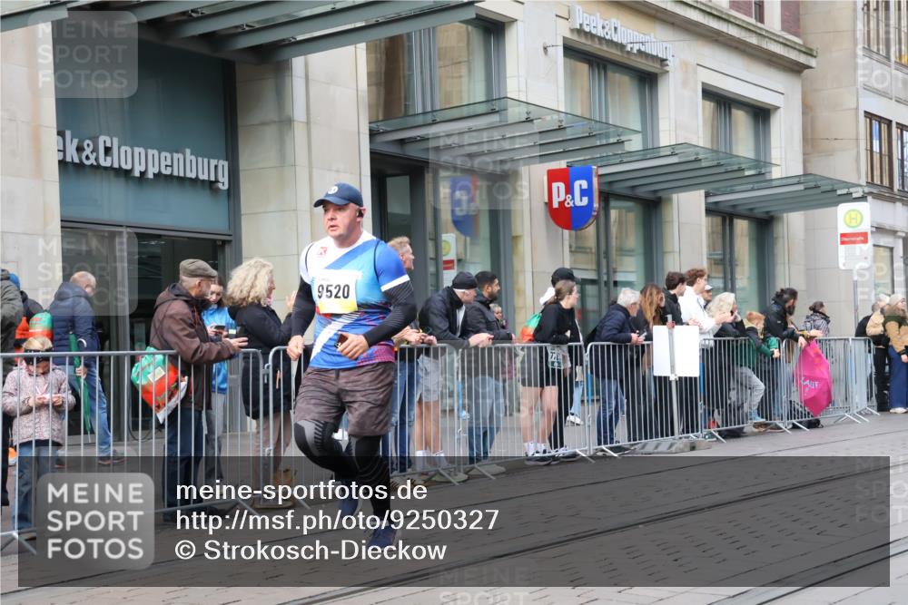 05.10.2025 - 20. swb-Marathon Bremen Strokosch-Dieckow http://msf.ph/oto/9250327 05.10.2025 10:53:51 Ziel 9313, 9402, 9407, 9520, 9574, 9807, 9835, 9900, 9935, 10019, 10075, 10163, 10234, 10402, 10533, 10631, 10662, 10915, 11040, 11151, 11152, 11203, 11303, 11339, 11347, 11432, 11449, 11593, 9313, 9402, 9407, 9520, 9574, 9807, 9835, 9900, 9935, 10019, 10075, 10163, 10234, 10402, 10533, 10631, 10662, 10915, 11040, 11151, 11152, 11203, 11303, 11339, 11347, 11432, 11449, 11593 meine-sportfotos.de
