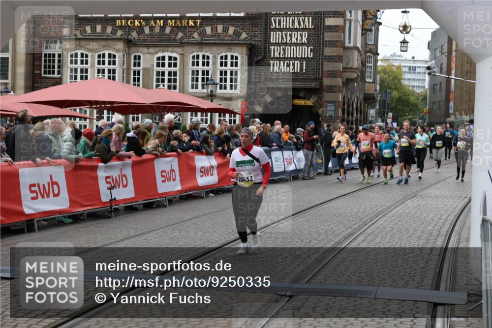 05.10.2025 - 20. swb-Marathon Bremen Yannick Fuchs http://msf.ph/oto/9250335 05.10.2025 11:13:43 Ziel 10273, 10433, 11117, 11367 meine-sportfotos.de