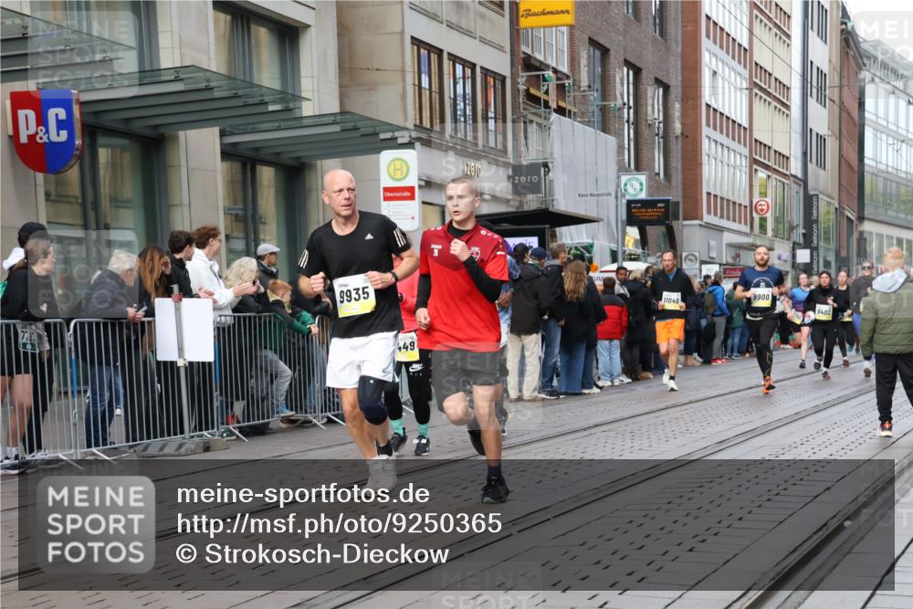 05.10.2025 - 20. swb-Marathon Bremen Strokosch-Dieckow http://msf.ph/oto/9250365 05.10.2025 10:53:53 Ziel 9402, 9407, 9520, 9574, 9807, 9835, 9900, 9935, 10019, 10075, 10234, 10402, 10533, 10631, 10662, 10915, 11040, 11151, 11203, 11271, 11303, 11339, 11347, 11432, 11449, 11593, 9402, 9407, 9520, 9574, 9807, 9835, 9900, 9935, 10019, 10075, 10234, 10402, 10533, 10631, 10662, 10915, 11040, 11151, 11203, 11271, 11303, 11339, 11347, 11432, 11449, 11593 meine-sportfotos.de