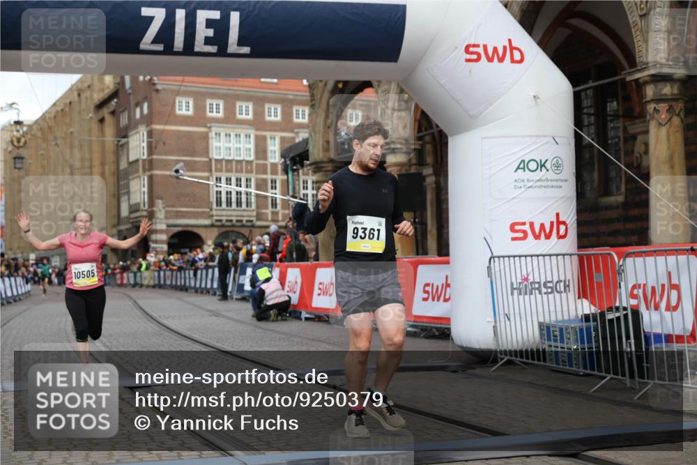 05.10.2025 - 20. swb-Marathon Bremen Yannick Fuchs http://msf.ph/oto/9250379 05.10.2025 10:44:33 Ziel 9361, 10505, 10666 meine-sportfotos.de