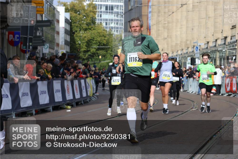 05.10.2025 - 20. swb-Marathon Bremen Strokosch-Dieckow http://msf.ph/oto/9250381 05.10.2025 11:00:37 Ziel 9271, 9272, 9858, 10079, 10518, 10872, 10901, 11034, 11071, 11162, 11511 meine-sportfotos.de