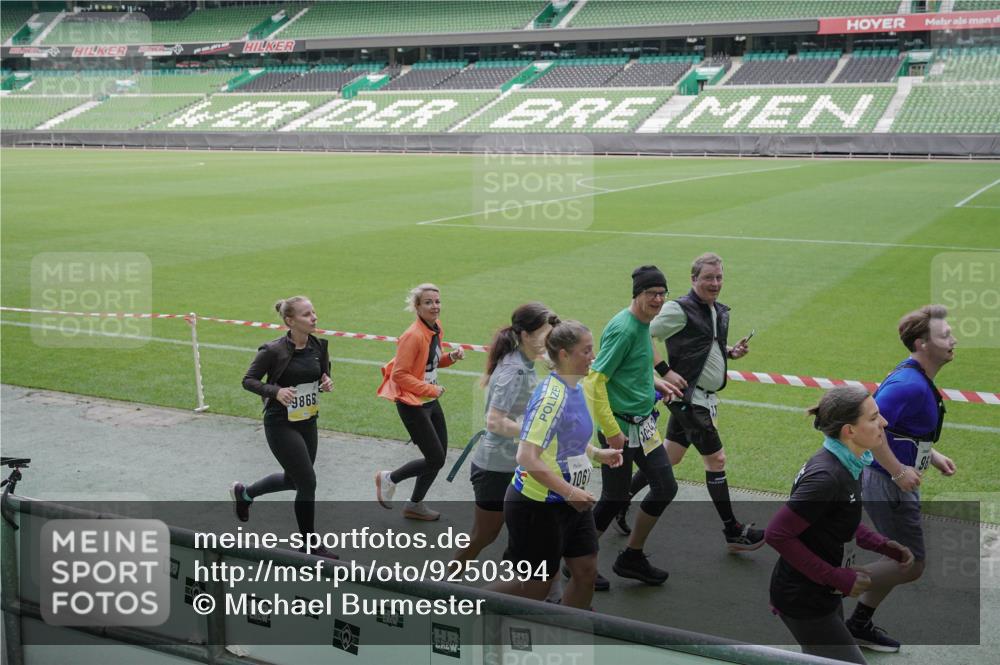 05.10.2025 - 20. swb-Marathon Bremen Michael Burmester http://msf.ph/oto/9250394 05.10.2025 10:40:19 Laufen im Stadion 7779, 7799, 8111, 9220, 9241, 9245, 9275, 9286, 9308, 9321, 9387, 9419, 9423, 9440, 9466, 9491, 9552, 9554, 9571, 9615, 9619, 9623, 9661, 9662, 9690, 9712, 9721, 9786, 9866, 9901, 9931, 9976, 10001, 10025, 10081, 10135, 10157, 10160, 10168, 10185, 10192, 10193, 10243, 10286, 10343, 10383, 10419, 10422, 10451, 10532, 10542, 10563, 10580, 10587, 10597, 10603, 10604, 10619, 10674, 10699, 10737, 11090, 11270, 7654, 7789, 7979, 9002, 9180, 9186, 9224 meine-sportfotos.de