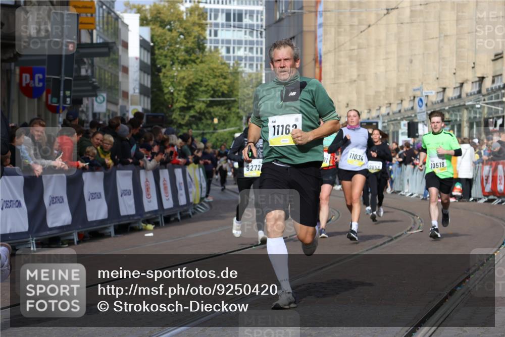 05.10.2025 - 20. swb-Marathon Bremen Strokosch-Dieckow http://msf.ph/oto/9250420 05.10.2025 11:00:37 Ziel 9271, 9272, 9858, 10079, 10518, 10872, 10901, 11034, 11071, 11162, 11511 meine-sportfotos.de