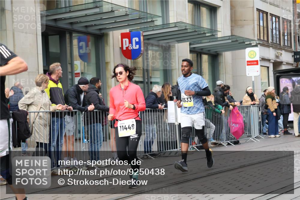 05.10.2025 - 20. swb-Marathon Bremen Strokosch-Dieckow http://msf.ph/oto/9250438 05.10.2025 10:53:55 Ziel 9392, 9402, 9407, 9520, 9574, 9633, 9807, 9835, 9900, 9935, 10019, 10097, 10234, 10402, 10533, 10631, 10662, 10810, 10915, 11040, 11151, 11203, 11271, 11303, 11347, 11432, 11449, 11593, 9392, 9402, 9407, 9520, 9574, 9633, 9807, 9835, 9900, 9935, 10019, 10097, 10234, 10402, 10533, 10631, 10662, 10810, 10915, 11040, 11151, 11203, 11271, 11303, 11347, 11432, 11449, 11593 meine-sportfotos.de