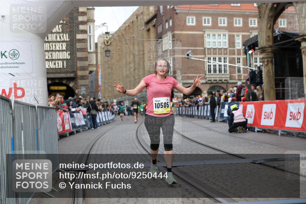 05.10.2025 - 20. swb-Marathon Bremen Yannick Fuchs http://msf.ph/oto/9250444 05.10.2025 10:44:34 Ziel 9361, 10505, 10666 meine-sportfotos.de
