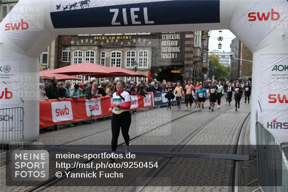 05.10.2025 - 20. swb-Marathon Bremen Yannick Fuchs http://msf.ph/oto/9250454 05.10.2025 11:13:45 Ziel 9242, 10433 meine-sportfotos.de