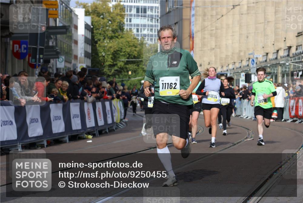 05.10.2025 - 20. swb-Marathon Bremen Strokosch-Dieckow http://msf.ph/oto/9250455 05.10.2025 11:00:37 Ziel 9271, 9272, 9858, 10079, 10518, 10872, 10901, 11034, 11071, 11162, 11511 meine-sportfotos.de