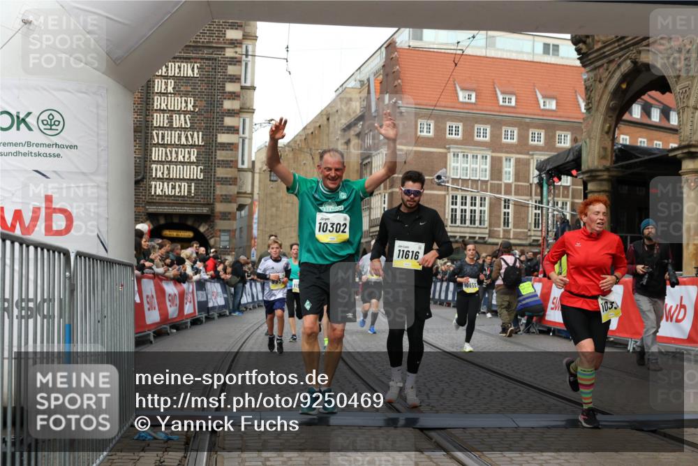 05.10.2025 - 20. swb-Marathon Bremen Yannick Fuchs http://msf.ph/oto/9250469 05.10.2025 10:53:32 Ziel 7193, 7251, 9263, 9539, 9717, 9868, 9957, 10057, 10302, 10317, 10335, 10369, 10468, 10655, 10934, 11174, 11175, 11545, 11616, 11716 meine-sportfotos.de