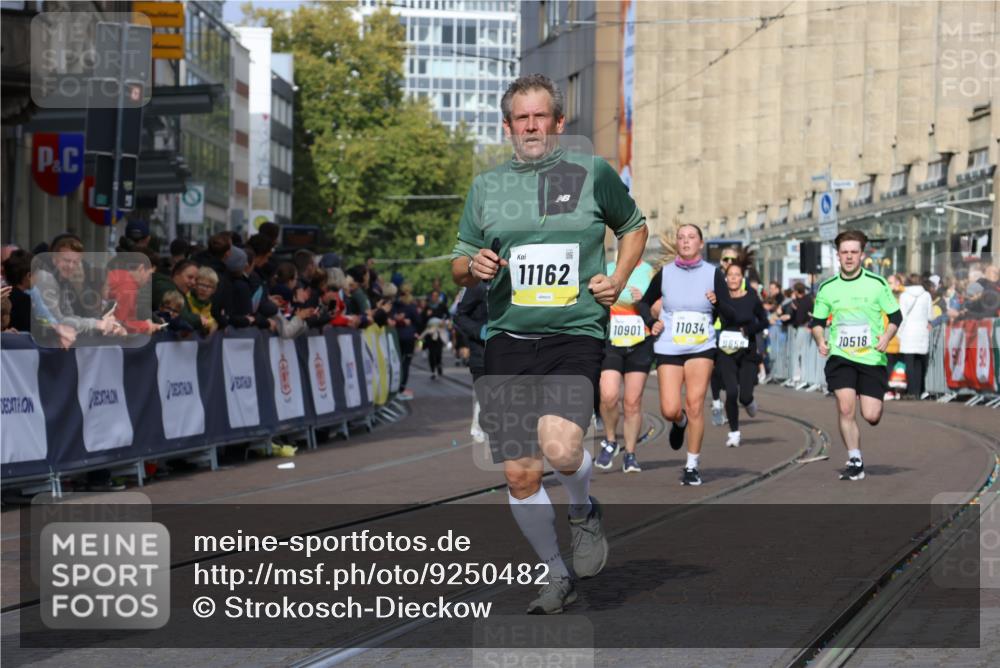 05.10.2025 - 20. swb-Marathon Bremen Strokosch-Dieckow http://msf.ph/oto/9250482 05.10.2025 11:00:37 Ziel 9271, 9272, 9858, 10079, 10518, 10872, 10901, 11034, 11071, 11162, 11511 meine-sportfotos.de