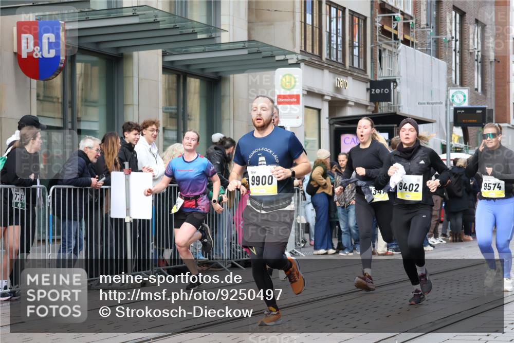 05.10.2025 - 20. swb-Marathon Bremen Strokosch-Dieckow http://msf.ph/oto/9250497 05.10.2025 10:53:57 Ziel 9392, 9402, 9407, 9574, 9633, 9900, 9935, 10019, 10032, 10097, 10234, 10402, 10533, 10631, 10662, 10810, 10915, 11040, 11151, 11203, 11271, 11303, 11347, 11432, 11449, 9392, 9402, 9407, 9574, 9633, 9900, 9935, 10019, 10032, 10097, 10234, 10402, 10533, 10631, 10662, 10810, 10915, 11040, 11151, 11203, 11271, 11303, 11347, 11432, 11449 meine-sportfotos.de