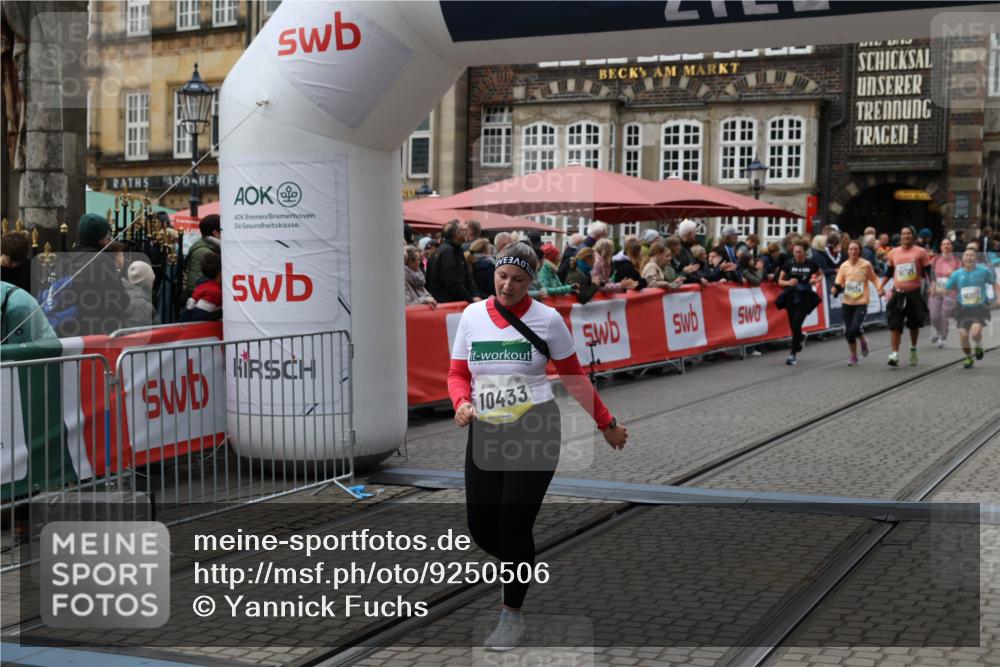 05.10.2025 - 20. swb-Marathon Bremen Yannick Fuchs http://msf.ph/oto/9250506 05.10.2025 11:13:46 Ziel 9242, 10433, 10574, 10707, 11385 meine-sportfotos.de
