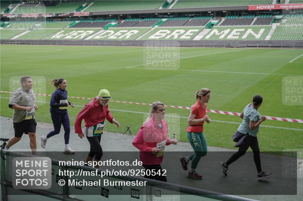 05.10.2025 - 20. swb-Marathon Bremen Michael Burmester http://msf.ph/oto/9250542 05.10.2025 10:40:26 Laufen im Stadion 7799, 8111, 9205, 9220, 9241, 9245, 9275, 9286, 9308, 9321, 9387, 9423, 9440, 9466, 9491, 9552, 9554, 9571, 9615, 9619, 9623, 9661, 9662, 9690, 9712, 9721, 9786, 9804, 9866, 9901, 9931, 9942, 9976, 10001, 10037, 10058, 10081, 10135, 10157, 10160, 10168, 10185, 10192, 10193, 10243, 10286, 10343, 10383, 10419, 10422, 10451, 10532, 10542, 10563, 10580, 10603, 10604, 10619, 10674, 10699, 10737, 11090, 11270, 7779, 7789, 7979, 9002, 9180, 9186, 9419, 11044 meine-sportfotos.de