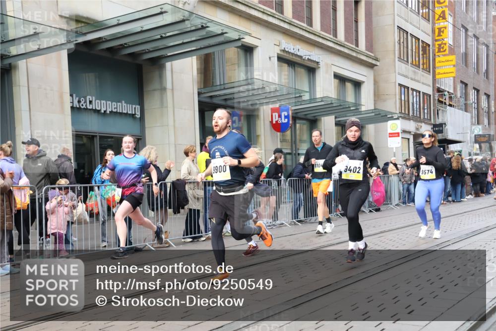 05.10.2025 - 20. swb-Marathon Bremen Strokosch-Dieckow http://msf.ph/oto/9250549 05.10.2025 10:53:58 Ziel 9392, 9402, 9407, 9574, 9633, 9900, 9935, 10019, 10032, 10097, 10234, 10402, 10533, 10631, 10662, 10810, 10915, 11040, 11151, 11203, 11271, 11347, 11449, 9392, 9402, 9407, 9574, 9633, 9900, 9935, 10019, 10032, 10097, 10234, 10402, 10533, 10631, 10662, 10810, 10915, 11040, 11151, 11203, 11271, 11347, 11449 meine-sportfotos.de