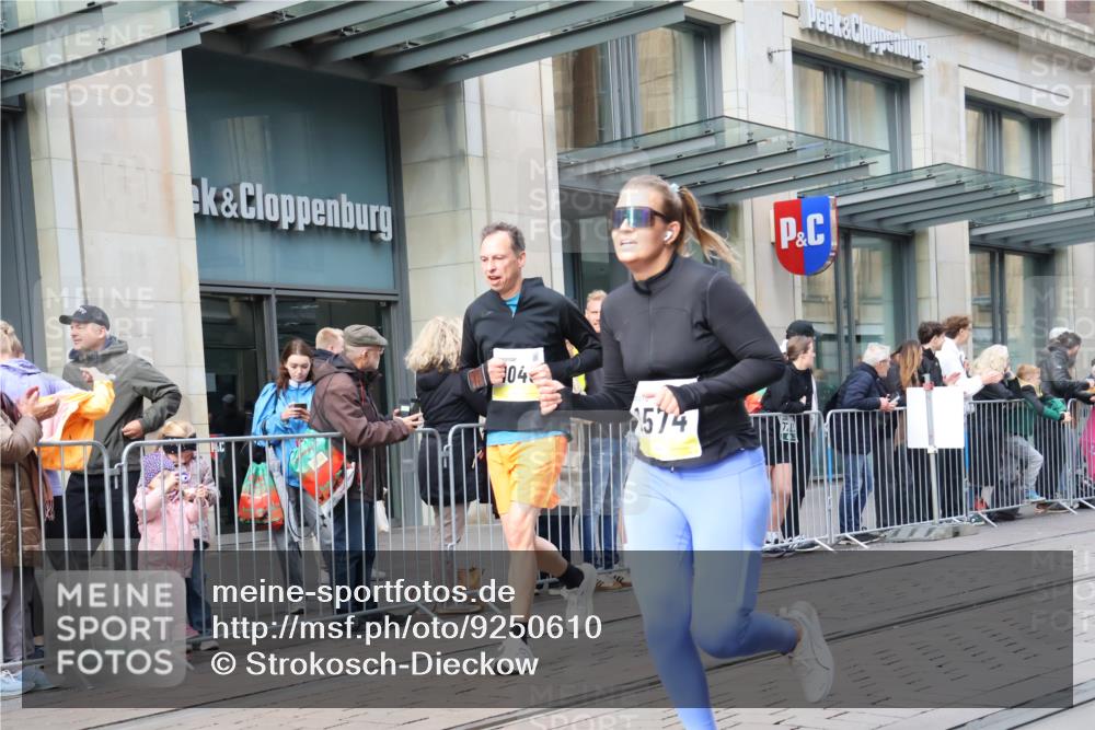 05.10.2025 - 20. swb-Marathon Bremen Strokosch-Dieckow http://msf.ph/oto/9250610 05.10.2025 10:54:00 Ziel 9392, 9402, 9407, 9574, 9633, 9900, 9935, 10032, 10097, 10178, 10234, 10402, 10533, 10810, 10915, 11040, 11045, 11089, 11151, 11203, 11271, 11347, 11449, 9392, 9402, 9407, 9574, 9633, 9900, 9935, 10032, 10097, 10178, 10234, 10402, 10533, 10810, 10915, 11040, 11045, 11089, 11151, 11203, 11271, 11347, 11449 meine-sportfotos.de