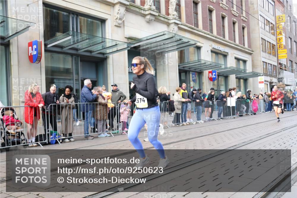05.10.2025 - 20. swb-Marathon Bremen Strokosch-Dieckow http://msf.ph/oto/9250623 05.10.2025 10:54:00 Ziel 9392, 9402, 9407, 9574, 9633, 9900, 9935, 10032, 10097, 10178, 10234, 10402, 10533, 10810, 10915, 11040, 11045, 11089, 11151, 11203, 11271, 11347, 11449, 9392, 9402, 9407, 9574, 9633, 9900, 9935, 10032, 10097, 10178, 10234, 10402, 10533, 10810, 10915, 11040, 11045, 11089, 11151, 11203, 11271, 11347, 11449 meine-sportfotos.de