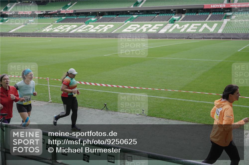 05.10.2025 - 20. swb-Marathon Bremen Michael Burmester http://msf.ph/oto/9250625 05.10.2025 10:40:29 Laufen im Stadion 7799, 8111, 9205, 9220, 9241, 9245, 9275, 9286, 9308, 9321, 9387, 9423, 9440, 9466, 9483, 9491, 9552, 9554, 9571, 9615, 9619, 9623, 9662, 9690, 9712, 9721, 9786, 9804, 9866, 9901, 9931, 9942, 9976, 10001, 10037, 10058, 10081, 10135, 10157, 10160, 10168, 10185, 10193, 10243, 10286, 10343, 10383, 10419, 10422, 10451, 10532, 10542, 10563, 10580, 10603, 10604, 10619, 10674, 10699, 10737, 11090, 11270, 7779, 7789, 7979, 9002, 9180, 9186, 9419, 9661, 11044 meine-sportfotos.de
