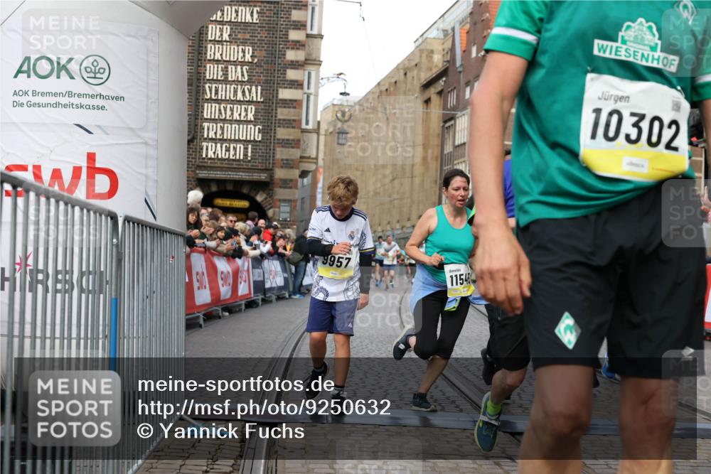 05.10.2025 - 20. swb-Marathon Bremen Yannick Fuchs http://msf.ph/oto/9250632 05.10.2025 10:53:35 Ziel 7193, 7251, 9263, 9717, 9868, 9957, 10057, 10302, 10335, 10369, 10468, 10655, 10934, 11174, 11545, 11616, 11716 meine-sportfotos.de