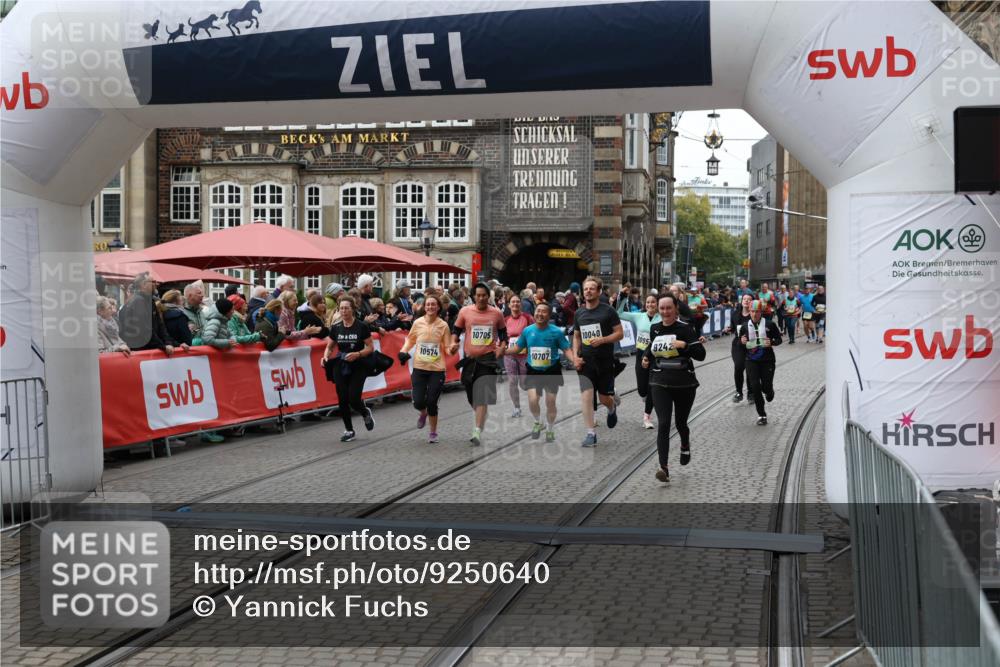 05.10.2025 - 20. swb-Marathon Bremen Yannick Fuchs http://msf.ph/oto/9250640 05.10.2025 11:13:48 Ziel 9242, 9899, 10040, 10364, 10433, 10574, 10705, 10707, 10957, 11060, 11264, 11385 meine-sportfotos.de