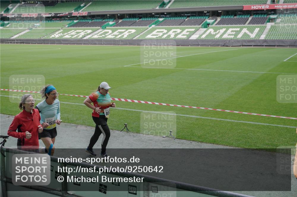 05.10.2025 - 20. swb-Marathon Bremen Michael Burmester http://msf.ph/oto/9250642 05.10.2025 10:40:29 Laufen im Stadion 7799, 8111, 9205, 9220, 9241, 9245, 9275, 9286, 9308, 9321, 9387, 9423, 9440, 9466, 9483, 9491, 9552, 9554, 9571, 9615, 9619, 9623, 9662, 9690, 9712, 9721, 9786, 9804, 9866, 9901, 9931, 9942, 9976, 10001, 10037, 10058, 10081, 10135, 10157, 10160, 10168, 10185, 10193, 10243, 10286, 10343, 10383, 10419, 10422, 10451, 10532, 10542, 10563, 10580, 10603, 10604, 10619, 10674, 10699, 10737, 11090, 11270, 7779, 7789, 7979, 9002, 9180, 9186, 9419, 9661, 11044 meine-sportfotos.de