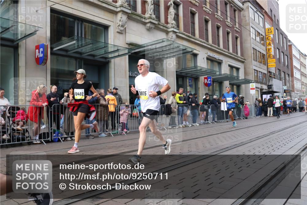05.10.2025 - 20. swb-Marathon Bremen Strokosch-Dieckow http://msf.ph/oto/9250711 05.10.2025 10:54:04 Ziel 9367, 9392, 9402, 9407, 9574, 9633, 9900, 9935, 10032, 10097, 10178, 10234, 10296, 10402, 10533, 10768, 10810, 10915, 11040, 11045, 11089, 11203, 11271, 11449, 9367, 9392, 9402, 9407, 9574, 9633, 9900, 9935, 10032, 10097, 10178, 10234, 10296, 10402, 10533, 10768, 10810, 10915, 11040, 11045, 11089, 11203, 11271, 11449 meine-sportfotos.de